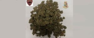 Tenta di nascondere la droga tra due auto parcheggiate, ma viene beccato dalla polizia. Finisce ai domiciliari item-thumbnail
