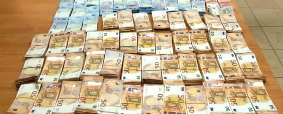 Gioia Tauro, sequestrati 300 mila euro in contanti. Tre persone denunciate per riciclaggio