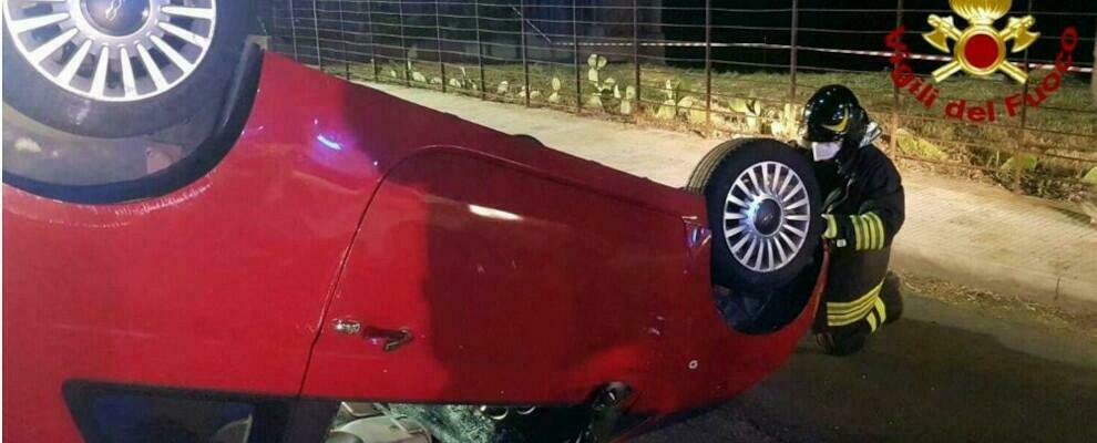 Incidente stradale, due ragazzi restano incastrati nell’auto ribaltata