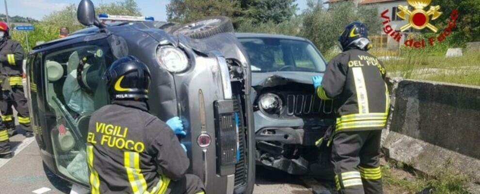 Incidente stradale tra due auto, una si ribalta