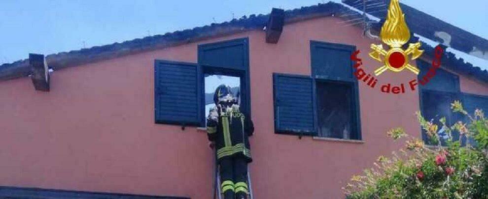 In fiamme noto agriturismo in Calabria, intervengono i vigili del fuoco