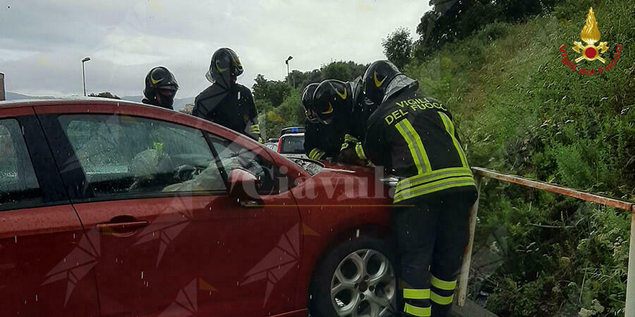 Perde il controllo dell’auto e si schianta contro il marciapiede