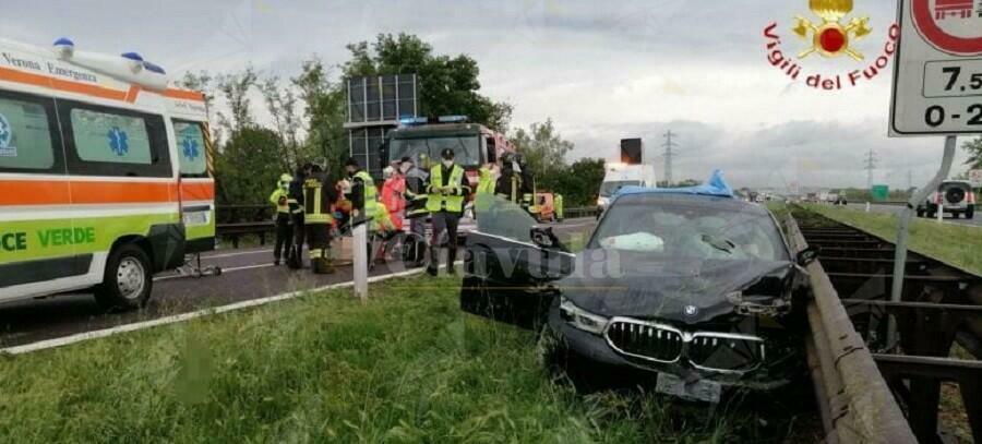 Perde il controllo dell’auto e si schianta contro il guard rail. I vigili del fuoco lo estraggono dalle lamiere