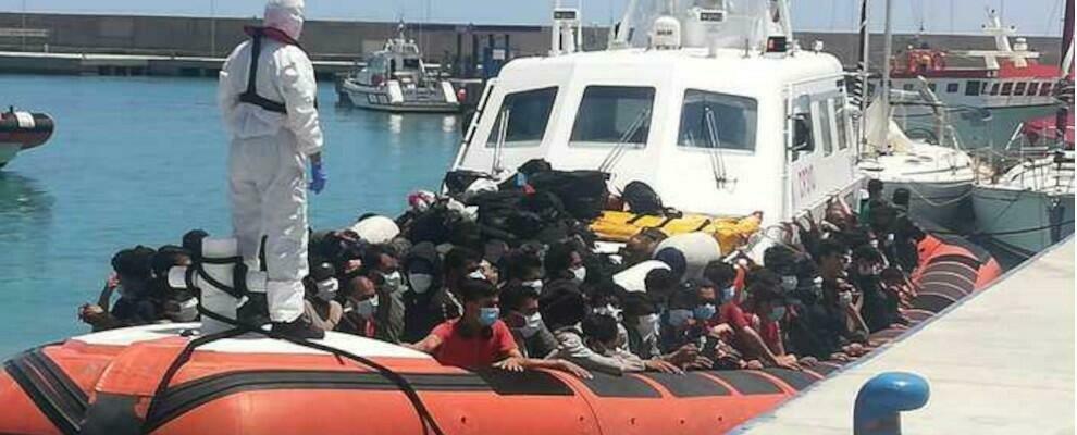 Roccella Jonica, quasi 300 migranti stipati in un peschereccio salvati dalla guardia costiera