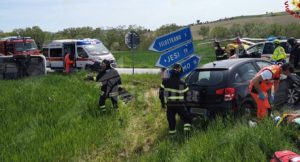 Incidente stradale tra due auto, una si ribalta in un campo agricolo item-thumbnail