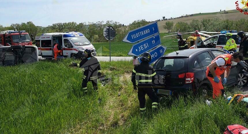 Incidente stradale tra due auto, una si ribalta in un campo agricolo