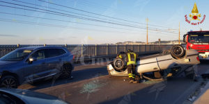Incidente tra due auto. Una persona estratta dalle lamiere grazie ai vigili del fuoco item-thumbnail
