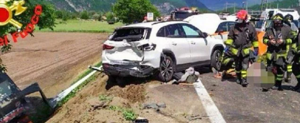 5 feriti in un incidente stradale, coinvolto anche un carro funebre: bara finisce sull’asfalto