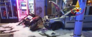 Si schianta contro due auto, morto un motociclista item-thumbnail