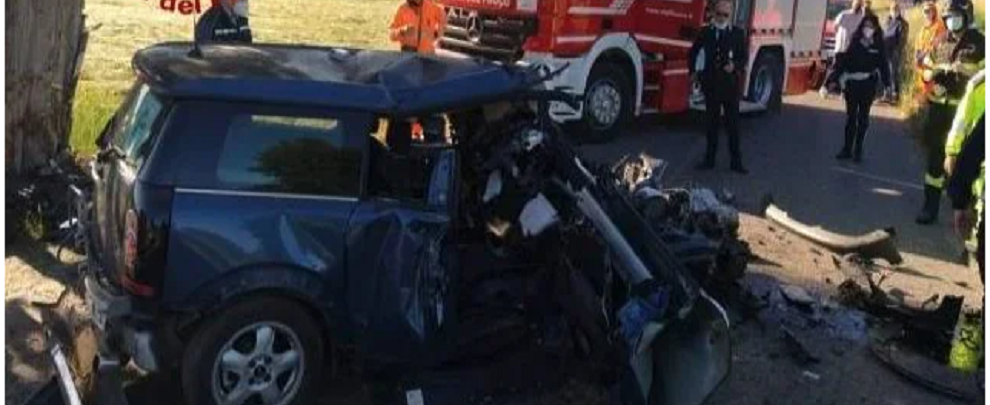 Auto contro albero: muore una 19enne