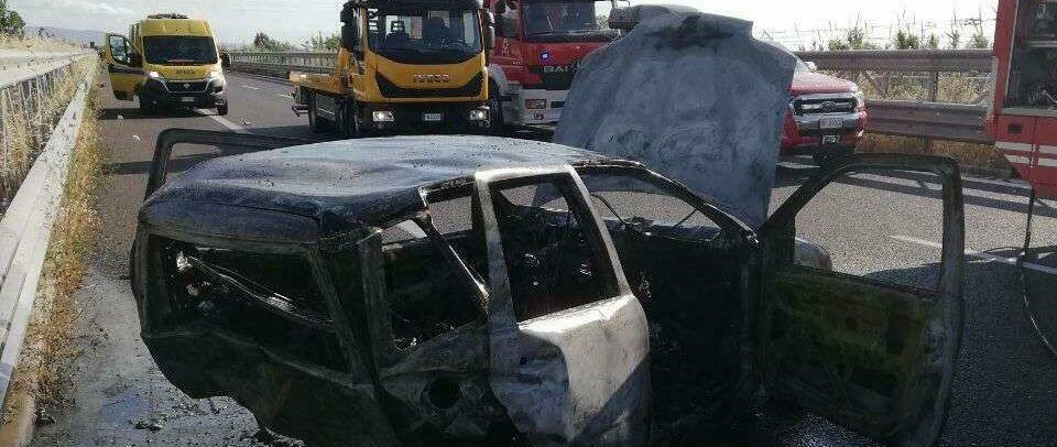 Tragedia sulla A2 nei pressi di Vibo Valentia: auto prende fuoco dopo un incidente. Un morto e un ferito