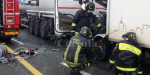 Scontro tra 2 mezzi pesanti. Conducente estratto dalle lamiere dai vigili del fuoco item-thumbnail