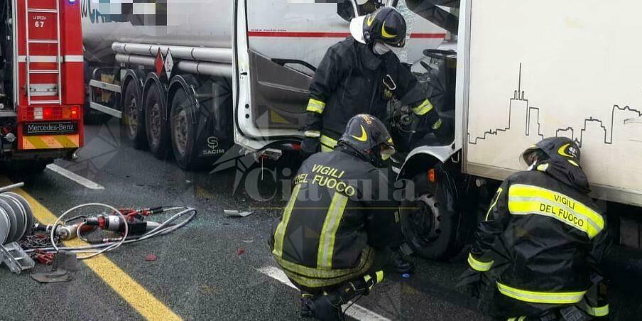 Scontro tra 2 mezzi pesanti. Conducente estratto dalle lamiere dai vigili del fuoco