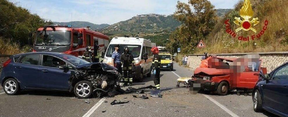 Incidente stradale sulla  S.S. 106, tre persone ferite