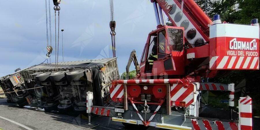 Camion si ribalta, ferito il conducente