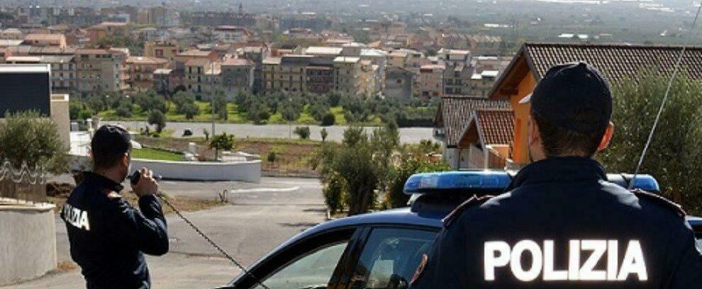Si barrica in casa con la famiglia per sfuggire dal suo aggressore, un arresto in Calabria