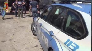 Rubavano auto per poi rivenderne i pezzi, in manette 5 persone item-thumbnail