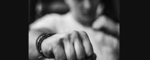 Sabato di violenza a Crotone, ragazzo colpito con un pugno al volto. Scatta l’arresto dopo un breve inseguimento item-thumbnail
