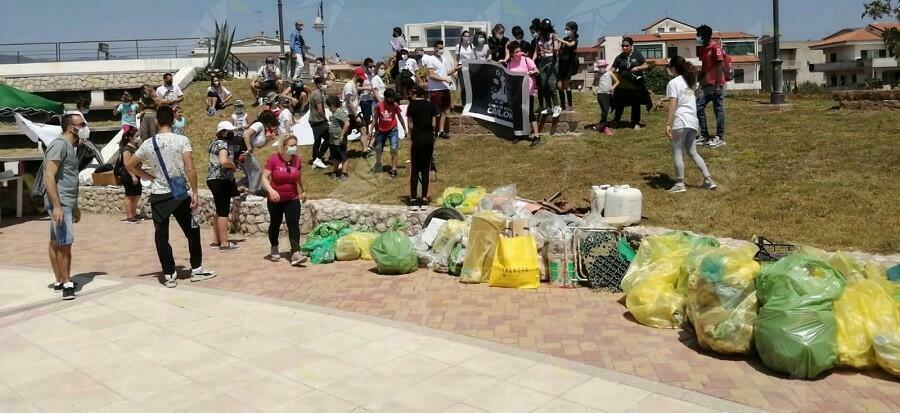 Caulonia, grande partecipazione alla giornata ecologica “PuliAMO la nostra spiaggia”