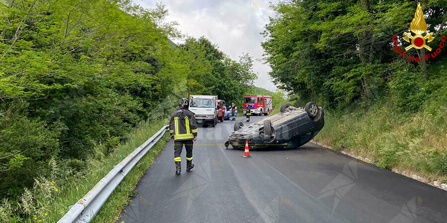 Perde il controllo dell’auto e si ribalta, ferito il conducente