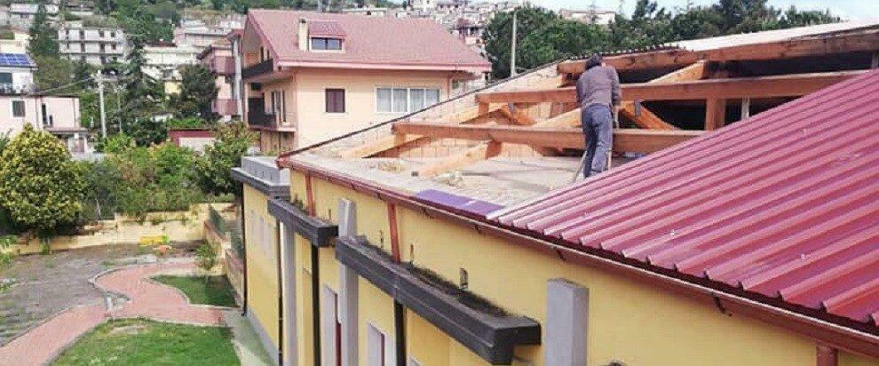 Camini, quasi ultimati i lavori di rifacimento del tetto del plesso “Don Teodoro Rigitano”