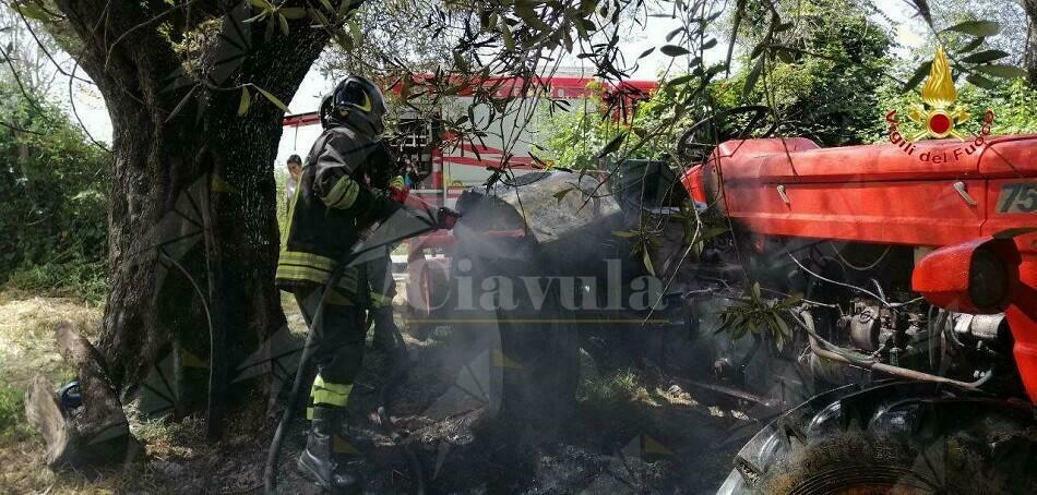 Trattore in fiamme nel Vibonese, provvidenziale l’intervento dei vigili del fuoco