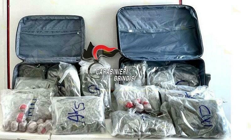 Sorpresi con 20 kg di droga alla fermata dell’autobus, 2 arresti