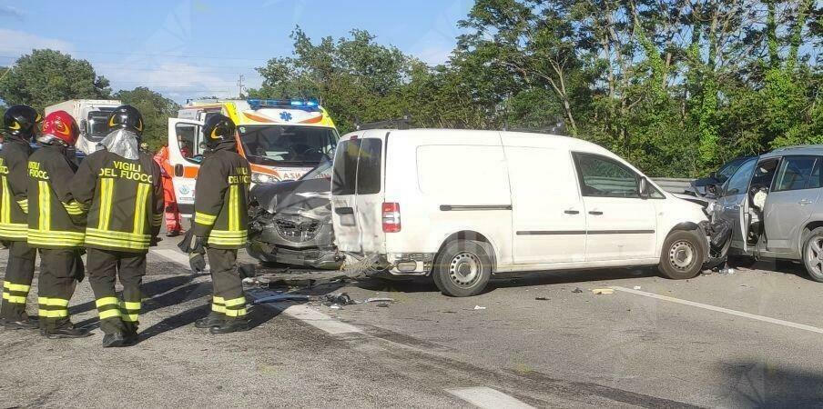 Contromano in superstrada, terrificante scontro frontale tra un Suv e un furgone