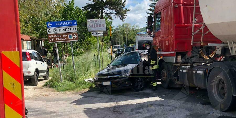 Incidente stradale tra un camion e un’auto, il bilancio è di un ferito