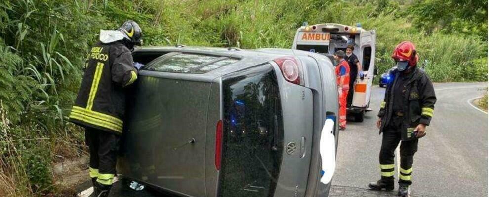 Incidente stradale nel Vibonese, il conducente rimane incastrato nell’auto ribaltata