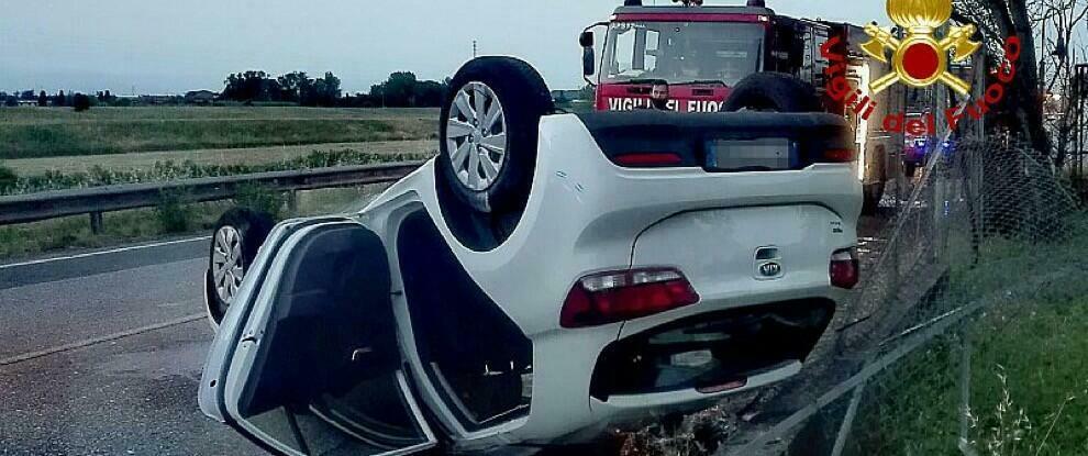 Auto si ribalta dopo un incidente, estratta una persona intrappolata tra le lamiere