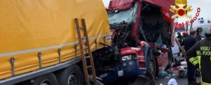 Incidente mortale in autostrada: coinvolti 3 camion e un’auto item-thumbnail
