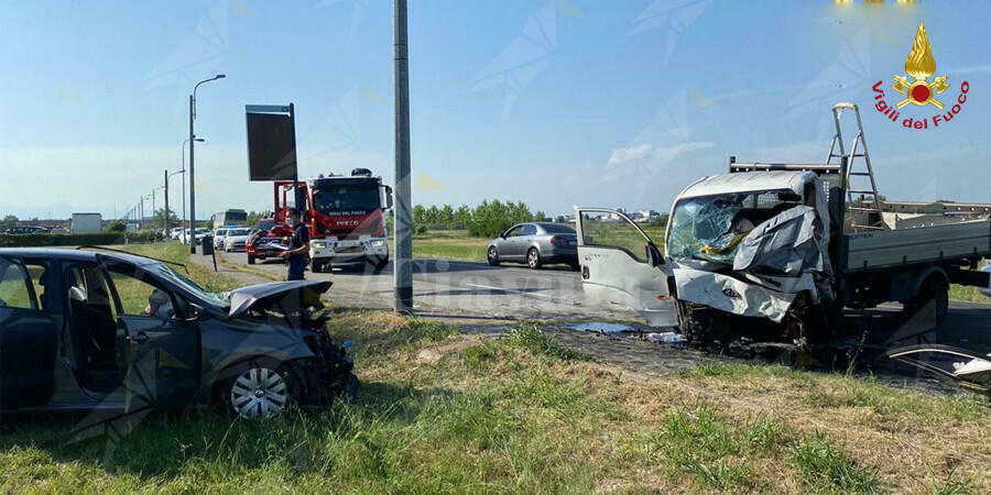 Scontro tra auto e furgone. I conducenti estratti dalle lamiere, uno è grave