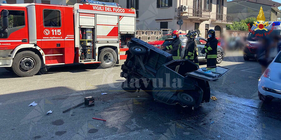 Scontro tra due veicoli, ha la peggio l’ape car che si ribalta