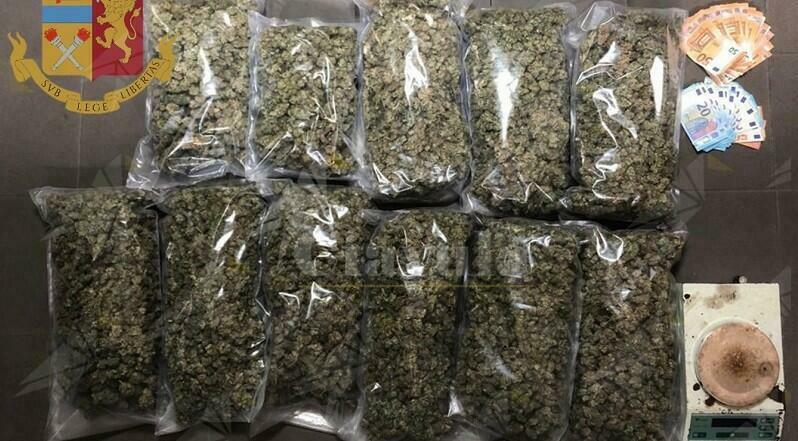 Nasconde in casa 6 kg di marijuana, arrestato