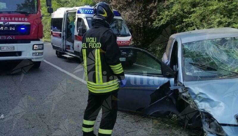 Incidente stradale: Un ferito estratto dalle lamiere dai vigili del fuoco