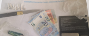 Beccato con la droga in casa, crotonese finisce ai domiciliari item-thumbnail