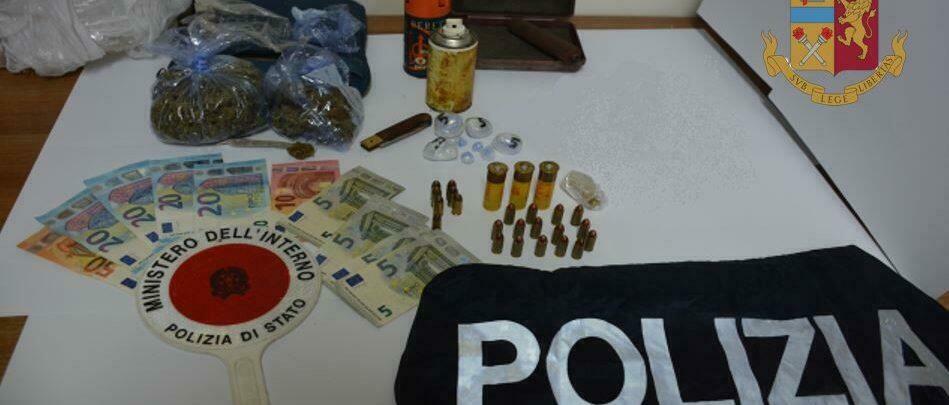 Beccato a spacciare droga: in casa anche armi e munizioni. Un arresto in Calabria