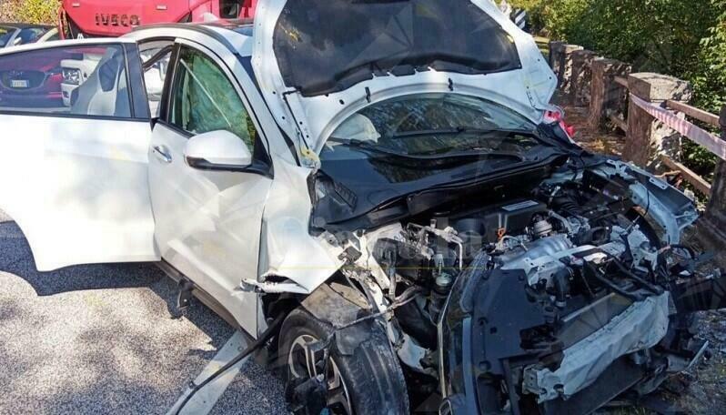 Perde il controllo dell’auto e si schianta contro il guard rail, 3 feriti