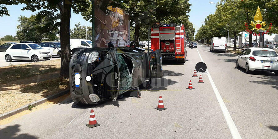 Incidente stradale, ferito estratto dall’auto dai vigili del fuoco