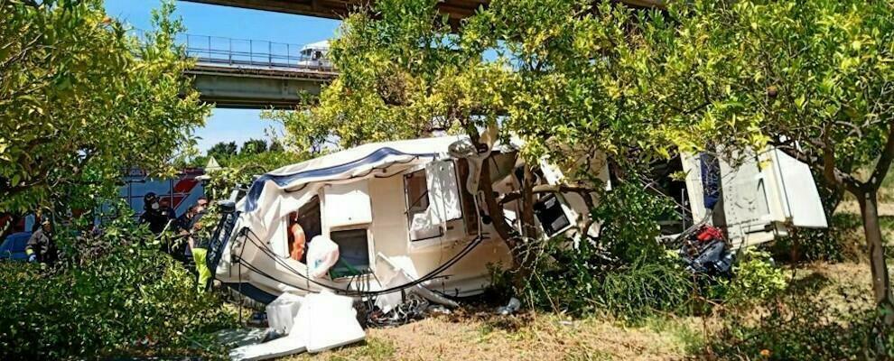 Incidente in autostrada, auto precipita dal viadotto: un morto ed un ferito