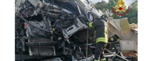 Terrificante incidente in autostrada: coinvolte due auto e due mezzi pesanti item-thumbnail
