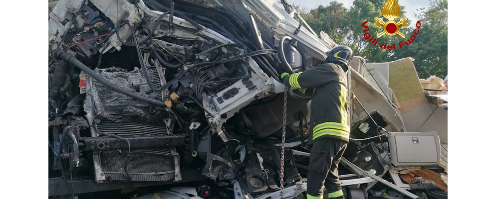 Terrificante incidente in autostrada: coinvolte due auto e due mezzi pesanti