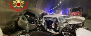 Schianto frontale nella notte in galleria, morti due ragazzi: quattro persone gravemente ferite item-thumbnail