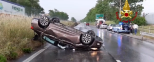 Incidente stradale, perde il controllo dell’auto e si ribalta item-thumbnail