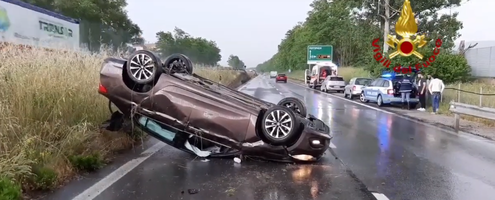 Incidente stradale, perde il controllo dell’auto e si ribalta