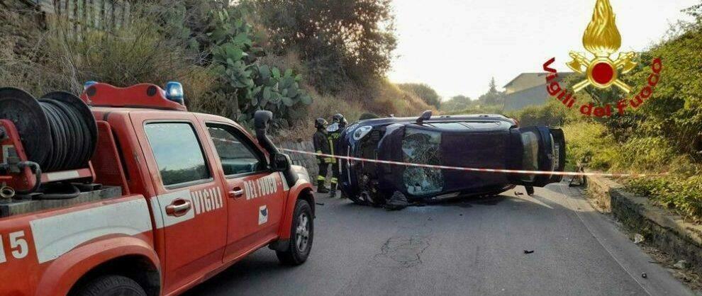 Schianto fra due auto sulla provinciale, intervengono i vigili del fuoco