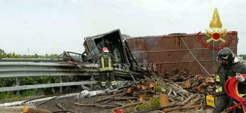 Autotreno si ribalta. Morto il conducemte