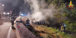 Incidente stradale lungo la provinciale, auto si ribalta e prende fuoco item-thumbnail