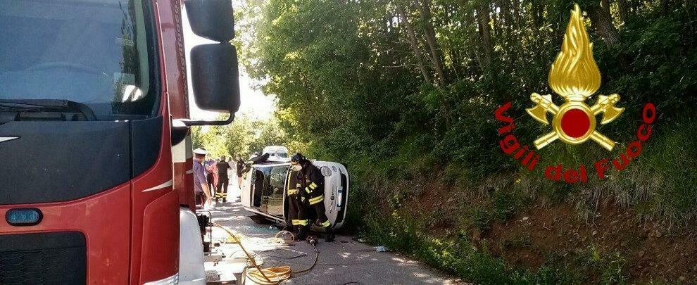 Perde il controllo dell’auto e si ribalta. Ferite due ragazze